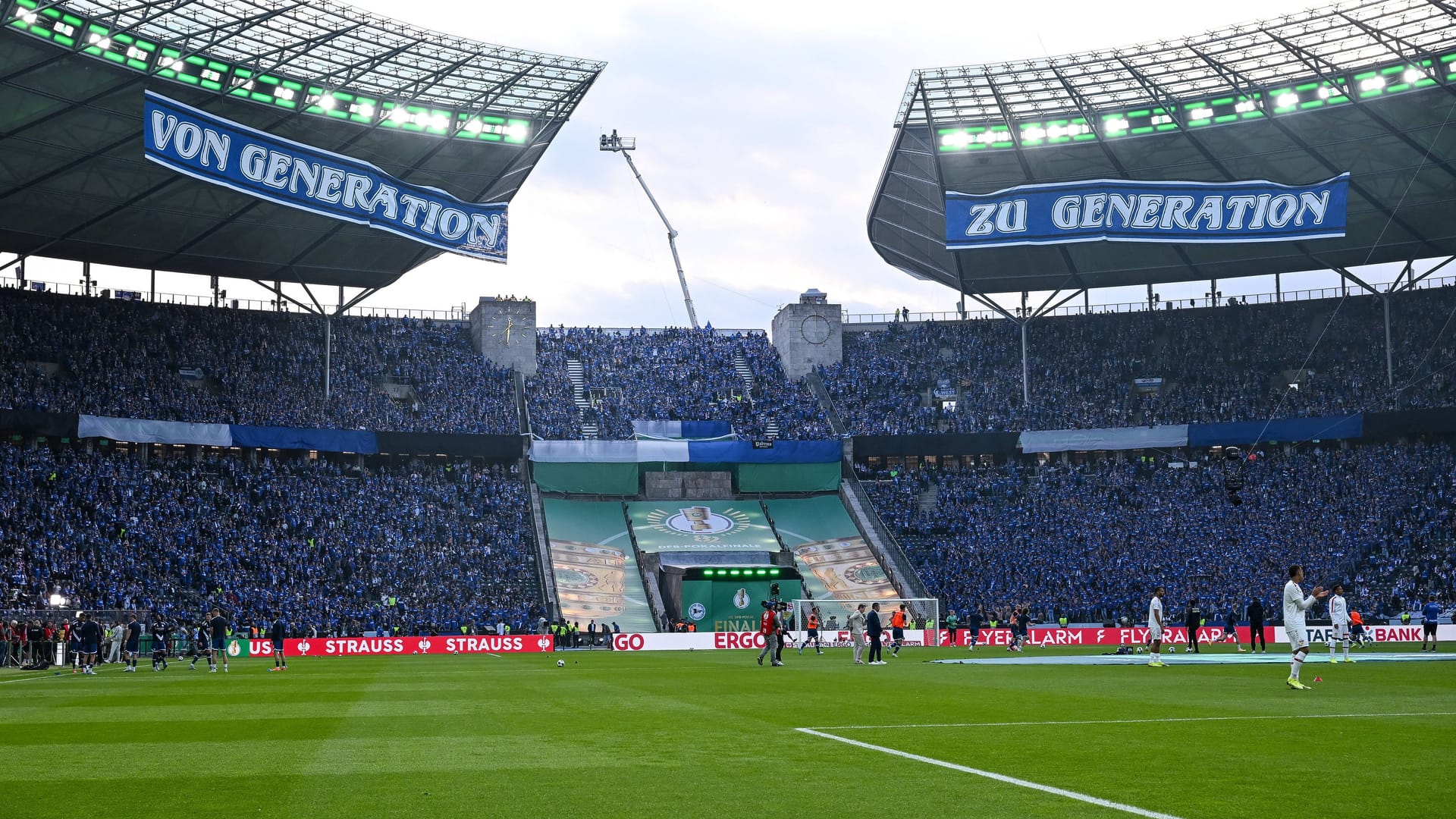 Der Bielefelder Fanblock im Olympiastadion beim Pokalfinale: Die Anhänger der Arminia sendeten Grüße an die Opfer des Messerangriffs.