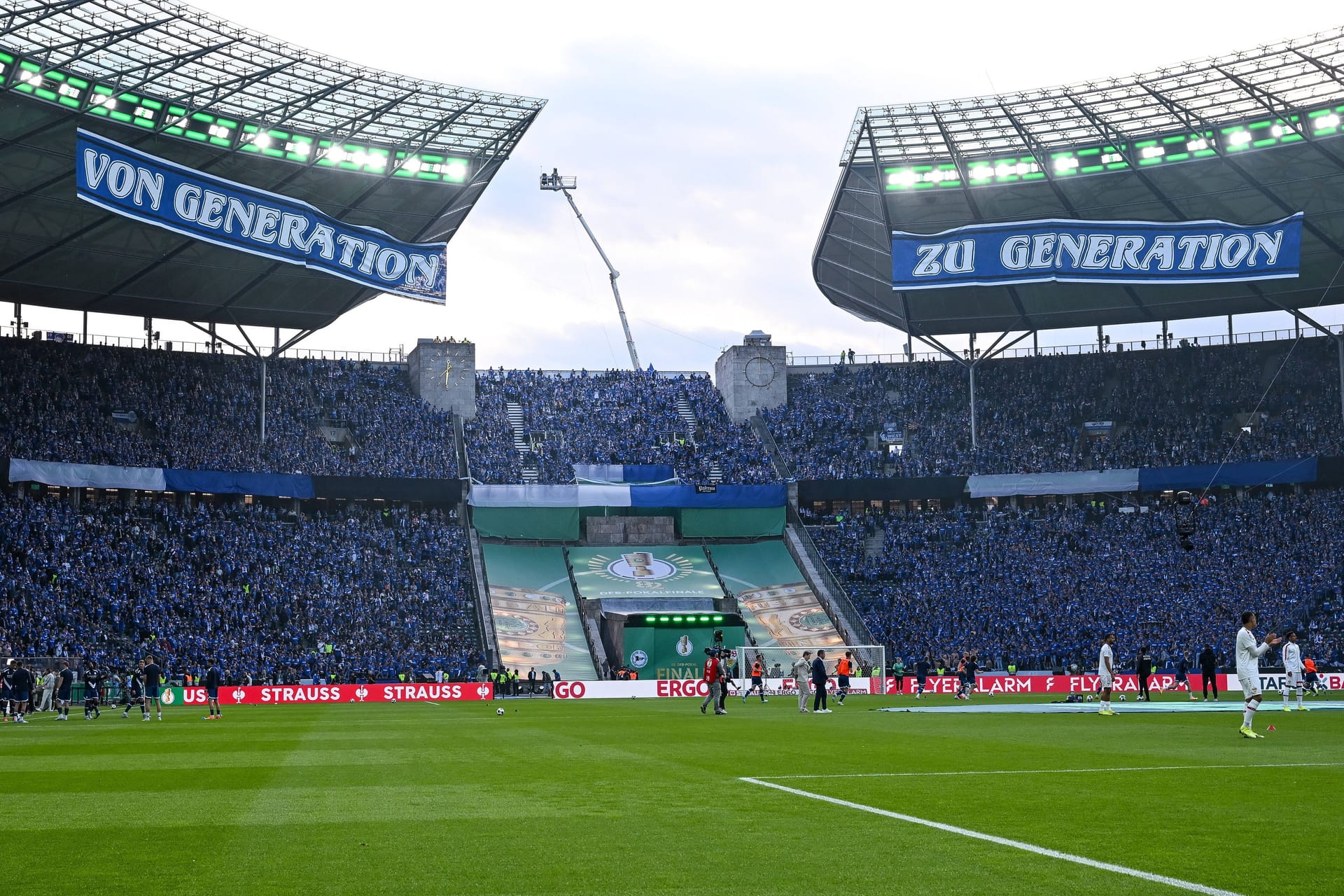 Der Bielefelder Fanblock im Olympiastadion beim Pokalfinale: Die Anhänger der Arminia sendeten Grüße an die Opfer des Messerangriffs.