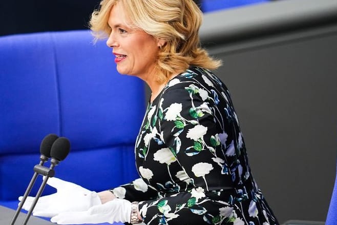 Julia Klöckner trägt weiße Handschuhe zum Schutz des Grundgesetzes Julia Klöckner trägt weiße Handschuhe zum Schutz des Grundgesetzes