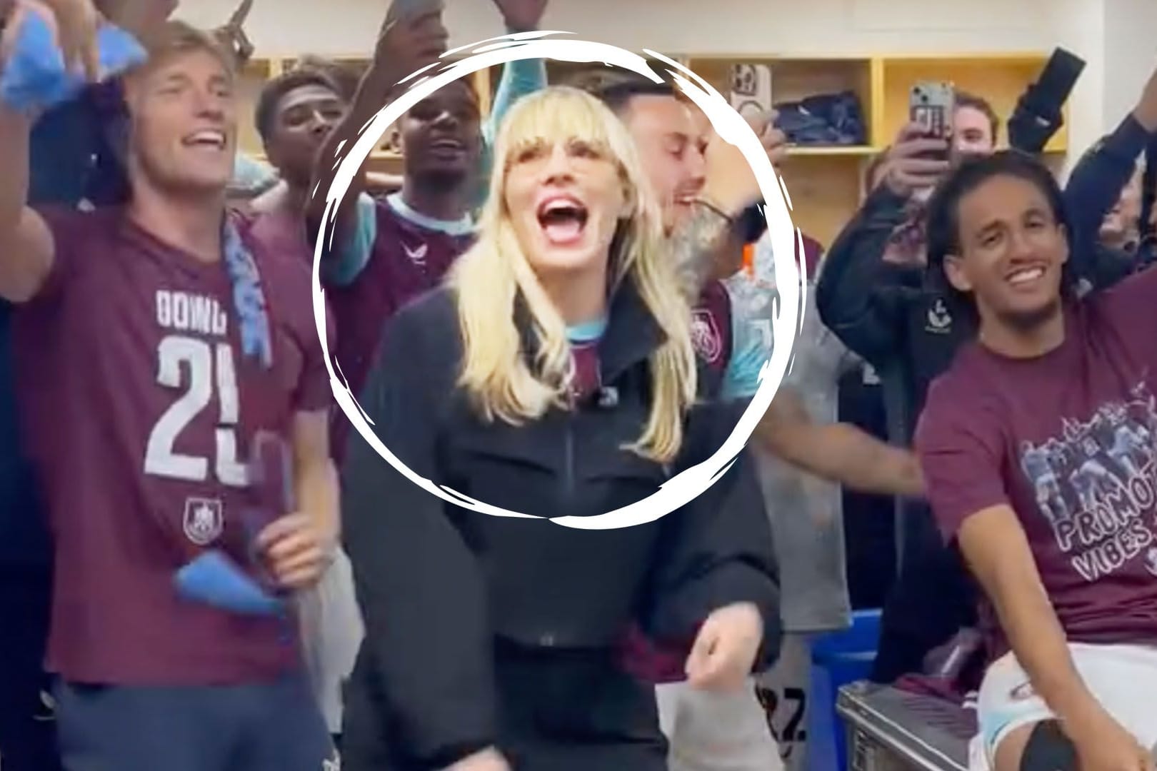 Der FC Burnley ist zurück in der Premier League: Natasha Bedingfield feiert mit den Spielern. Der FC Burnley ist zurück in der Premier League: Natasha Bedingfield feiert mit den Spielern.