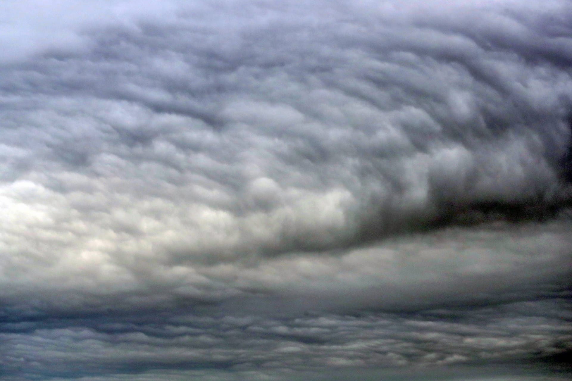 Dunkle Gewitterwolken am Himmel (Symbolfoto): Sachsen erreicht am Freitagabend eine Unwetterfront.