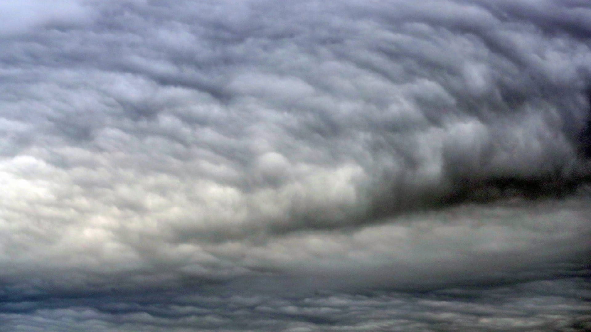 Dunkle Gewitterwolken am Himmel (Symbolfoto): Sachsen erreicht am Freitagabend eine Unwetterfront. Dunkle Gewitterwolken am Himmel (Symbolfoto): Sachsen erreicht am Freitagabend eine Unwetterfront.