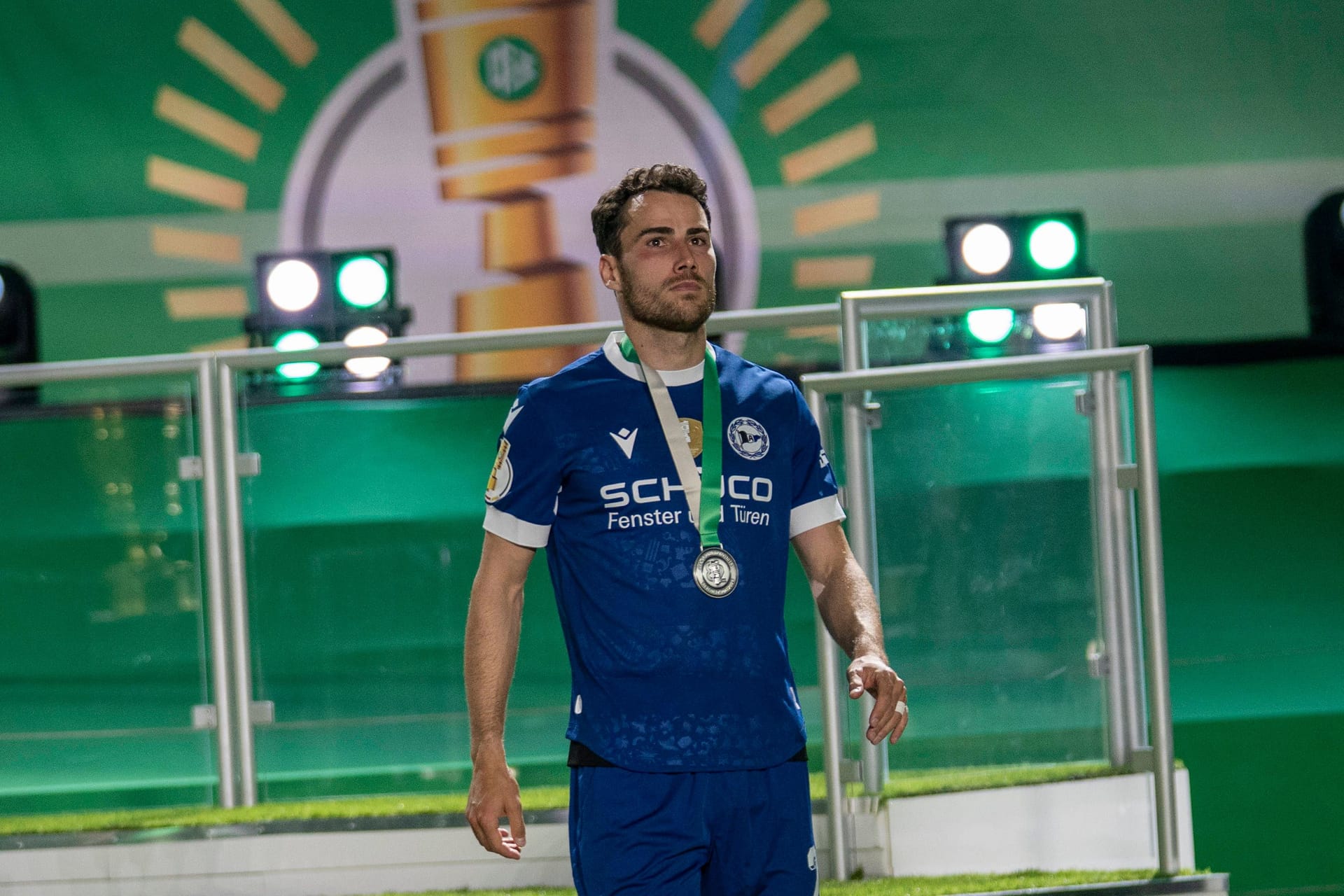 Christopher Lannert bei der Siegerehrung nach dem DFB-Pokalfinale: Der 26-Jährige wurde einst beim FC Bayern und 1860 München ausgebildet. Christopher Lannert bei der Siegerehrung nach dem DFB-Pokalfinale: Der 26-Jährige wurde einst beim FC Bayern und 1860 München ausgebildet.