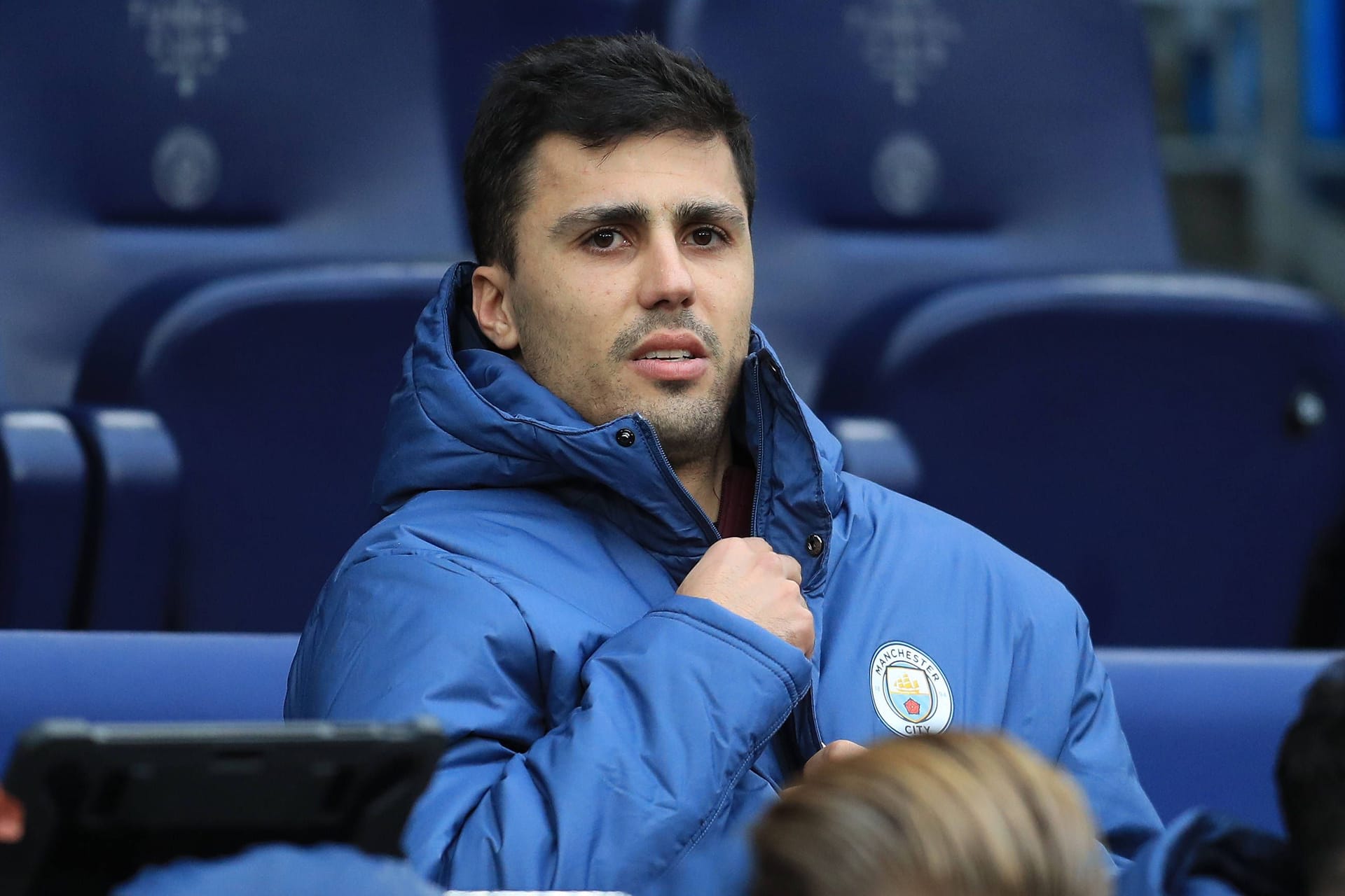 Rodri auf der Tribüne: Manchesters Mittelfeldmotor zog sich einen Kreuzbandriss zu.