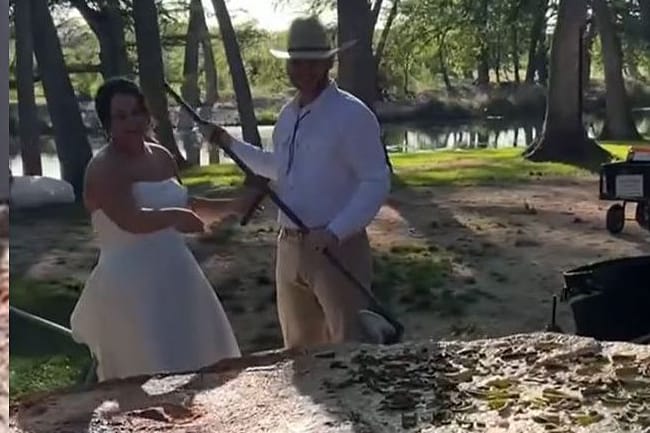 Braut und Bräutigam präsentieren das Festtagsmahl: Beth und Brandon Duhon servierten ihren Gästen eine riesige Pizza.