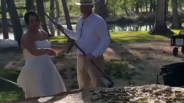 Braut und Bräutigam präsentieren das Festtagsmahl: Beth und Brandon Duhon servierten ihren Gästen eine riesige Pizza.