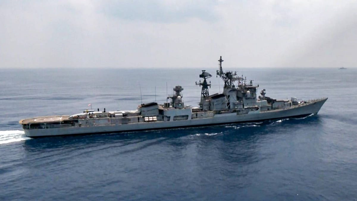 Indien verlegt Kriegsschiffe, Pakistan schließt Luftraum