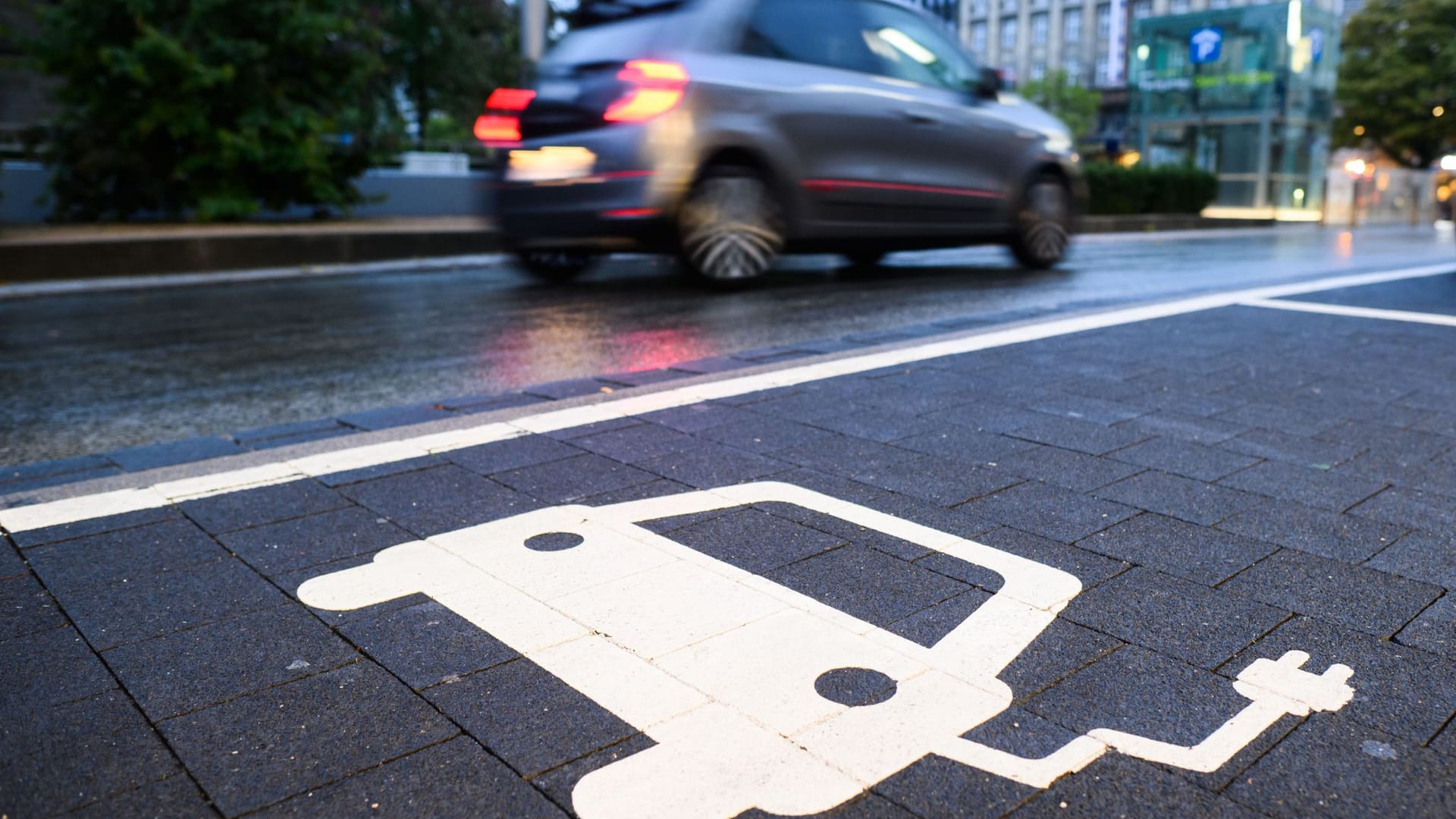 Parkplatz mit Ladestation Parkplatz mit Ladestation
