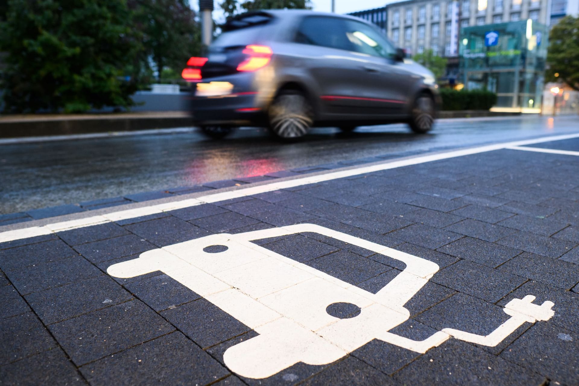 Parkplatz mit Ladestation