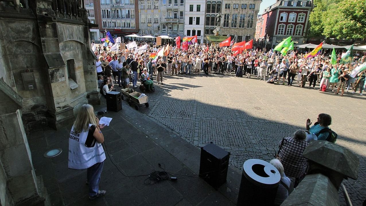 Unter anderem sprachen die "Omas gegen Rechts" zu den Teilnehmern.