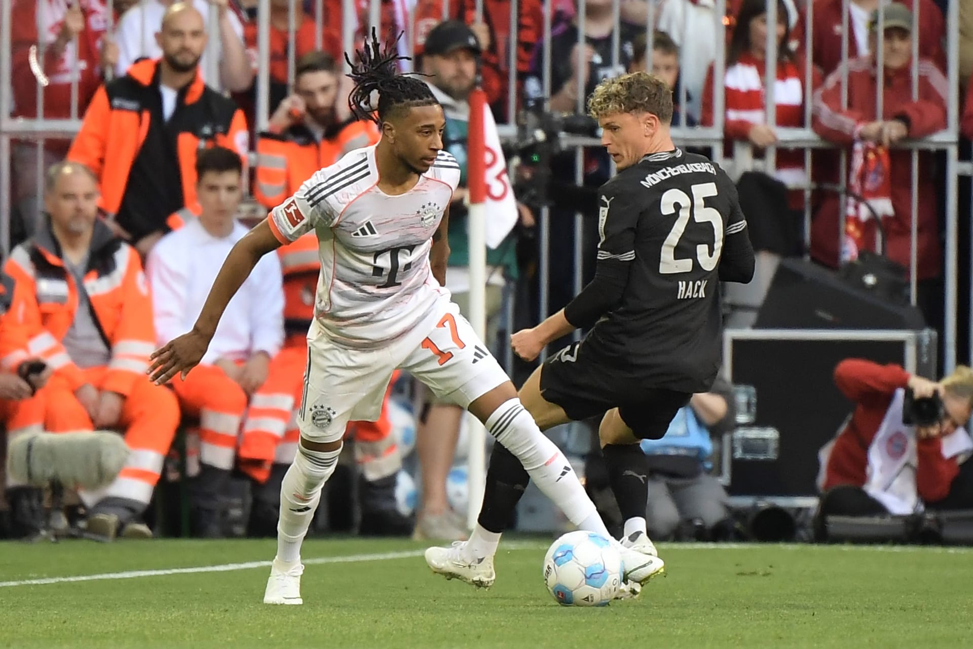 Michael Olise: Weil Kane seinen Linksschuss noch entscheidend abfälschte, wurde dieser zu seinem 20. Assist und nicht seinem 16. Tor im 49. Pflichtspiel. Versuchte es erneut aus ähnlicher Position (75.). In Abwesenheit von Musiala mal wieder der gefährlichste Bayer. Holte sich auch noch sein 16. Treffer (90.). Note 2 Michael Olise: Weil Kane seinen Linksschuss noch entscheidend abfälschte, wurde dieser zu seinem 20. Assist und nicht seinem 16. Tor im 49. Pflichtspiel. Versuchte es erneut aus ähnlicher Position (75.). In Abwesenheit von Musiala mal wieder der gefährlichste Bayer. Holte sich auch noch sein 16. Treffer (90.). Note 2