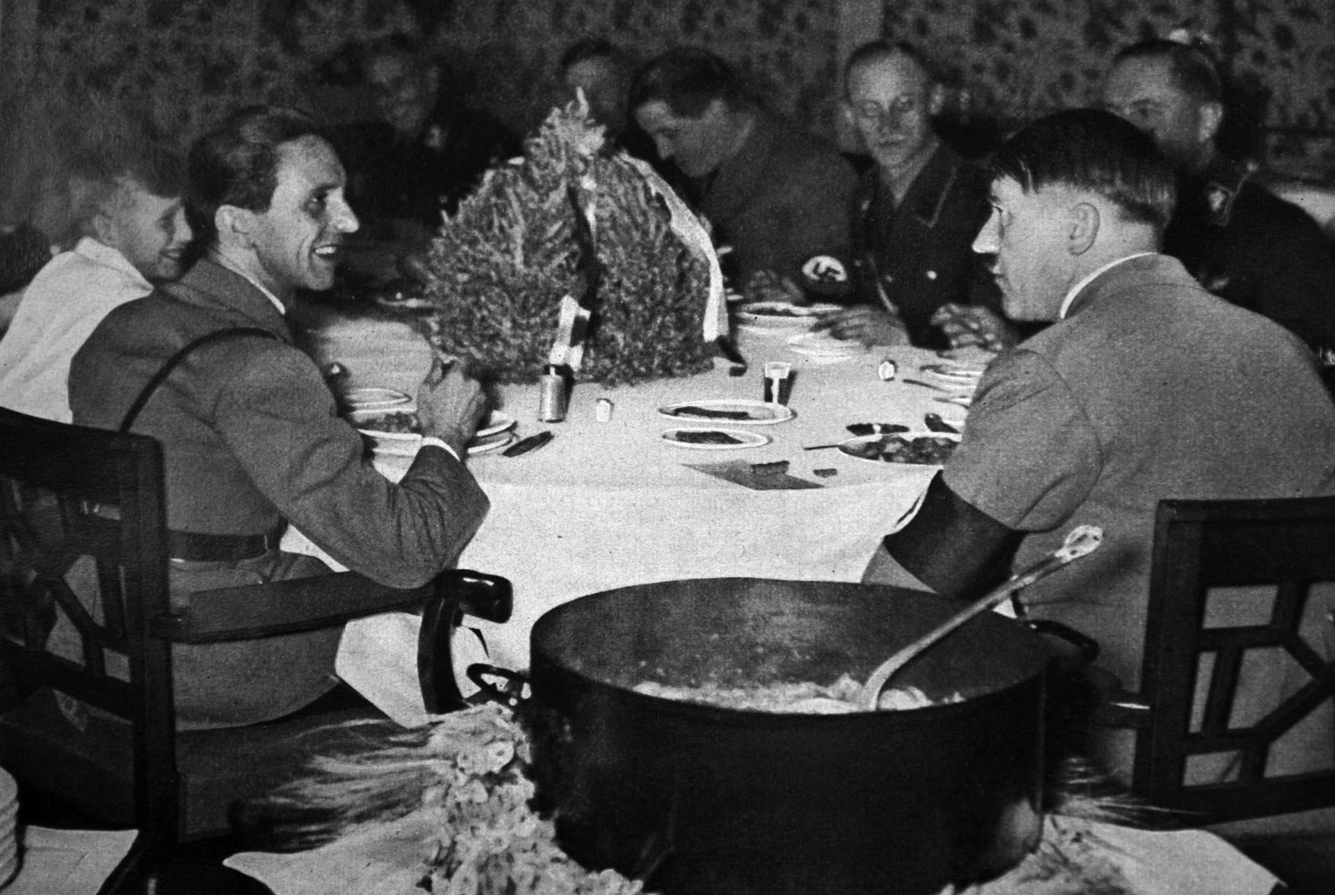 Adolf Hitler und Joseph Goebbels Adolf Hitler bei einem Essen in der Neuen Reichskanzlei (Archivfoto): Belege für die Erzählungen von Margot Woelk fehlen.