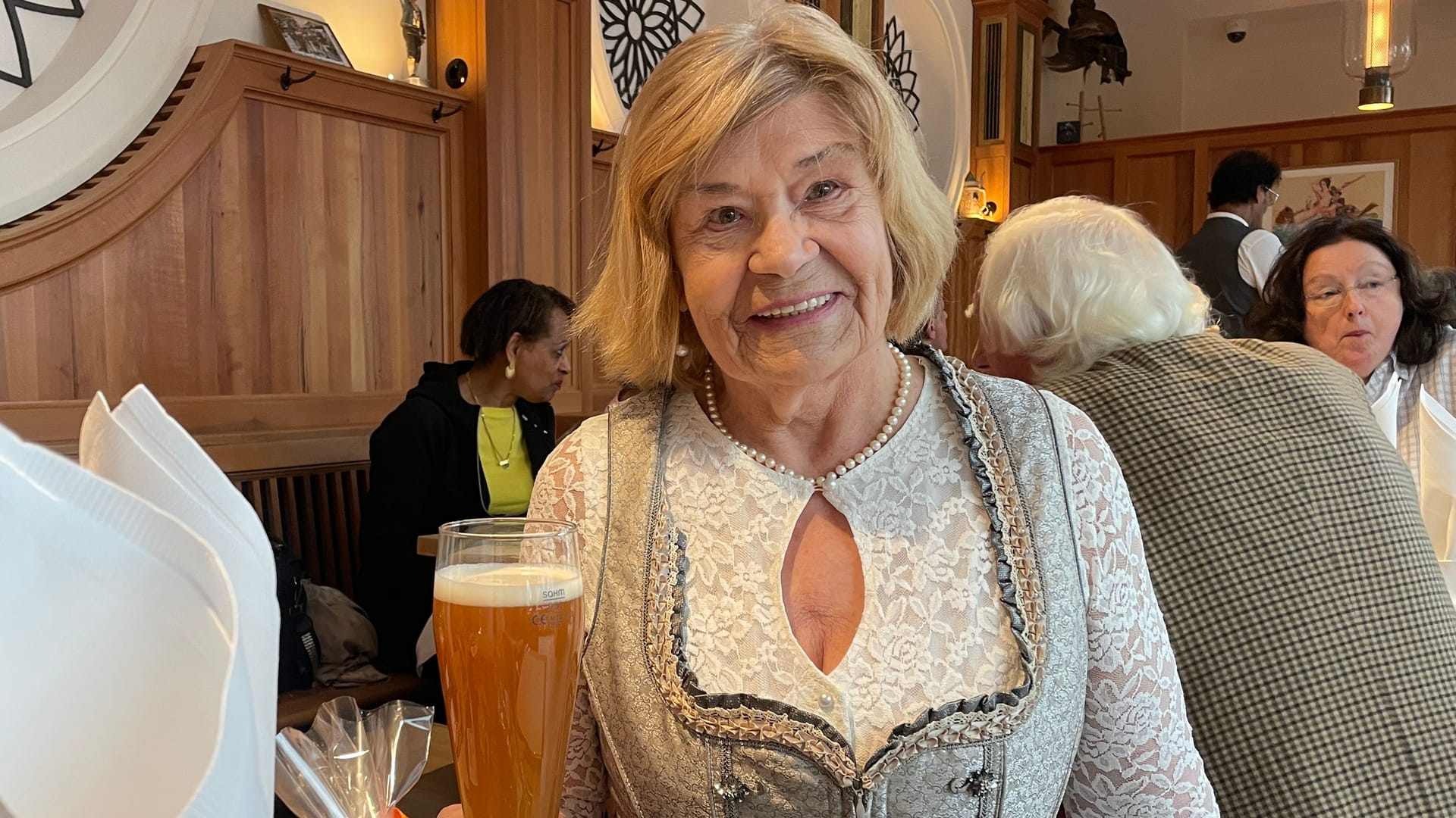Für das Charity-Essen hat sich die 90-jährige Johanna besonders hübsch gemacht: Das Dirndl hat sie vor einiger Zeit über eine Spende erhalten. "Schick, oder?", fragt sie.