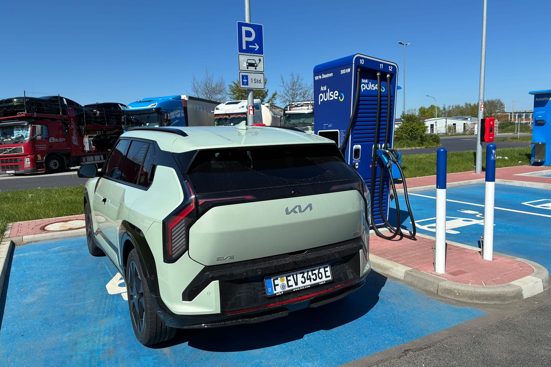 An der Schnellladesäule: Der Kia EV3 musste im t-online-Test seine Reisequalitäten unter Beweis stellen.