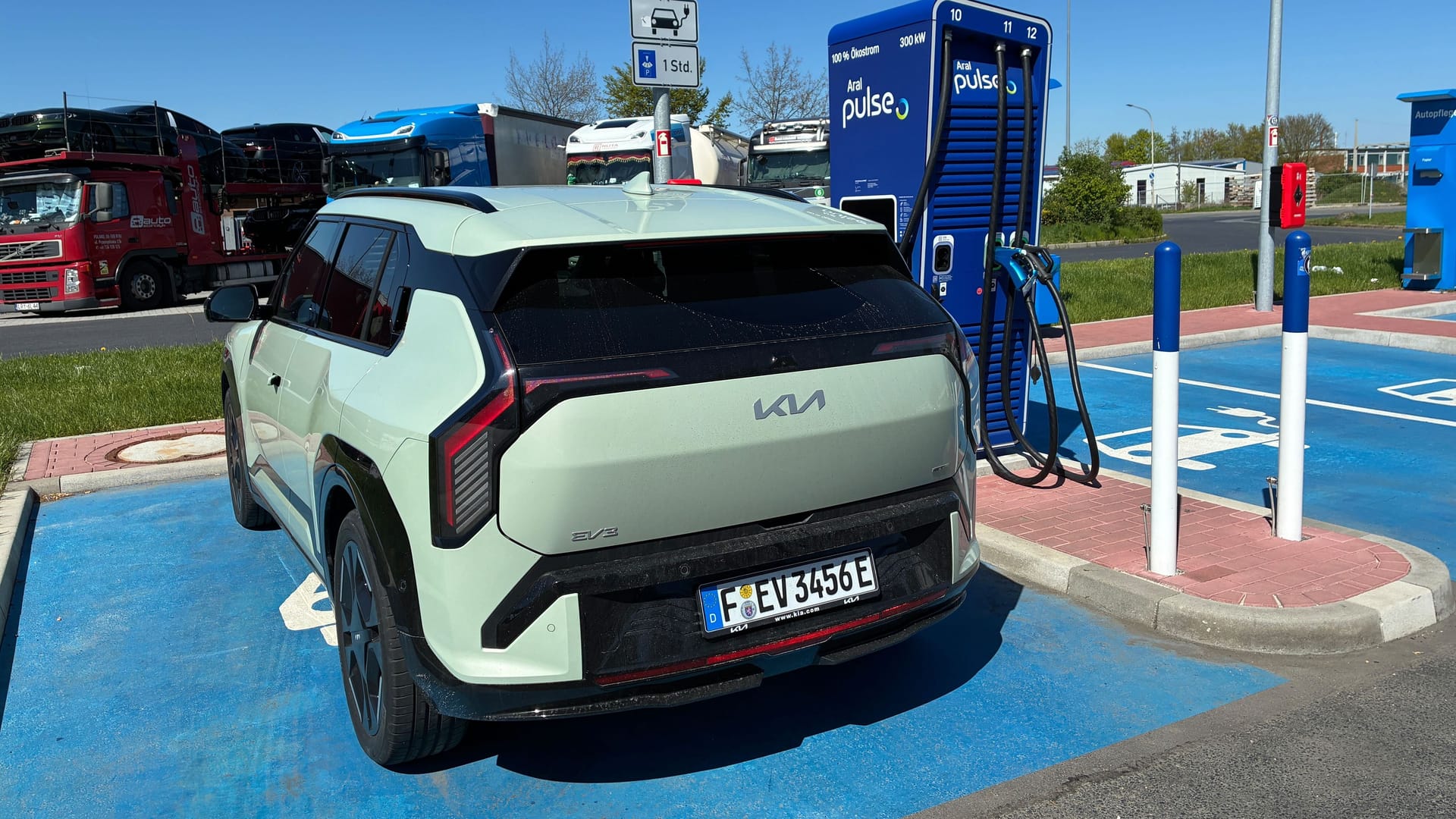 An der Schnellladesäule: Der Kia EV3 musste im t-online-Test seine Reisequalitäten unter Beweis stellen. An der Schnellladesäule: Der Kia EV3 musste im t-online-Test seine Reisequalitäten unter Beweis stellen.