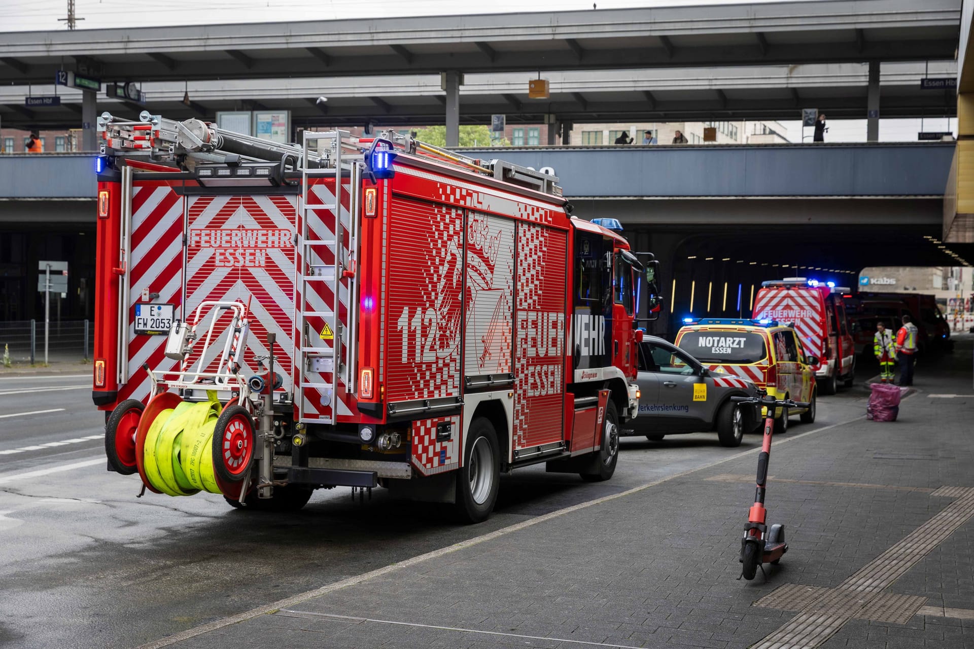 Am Essener Hauptbahnhof gab es einen Einsatz von Polizei und Feuerwehr: Grund waren Jugendliche, die Lachgas konsumiert hatten.