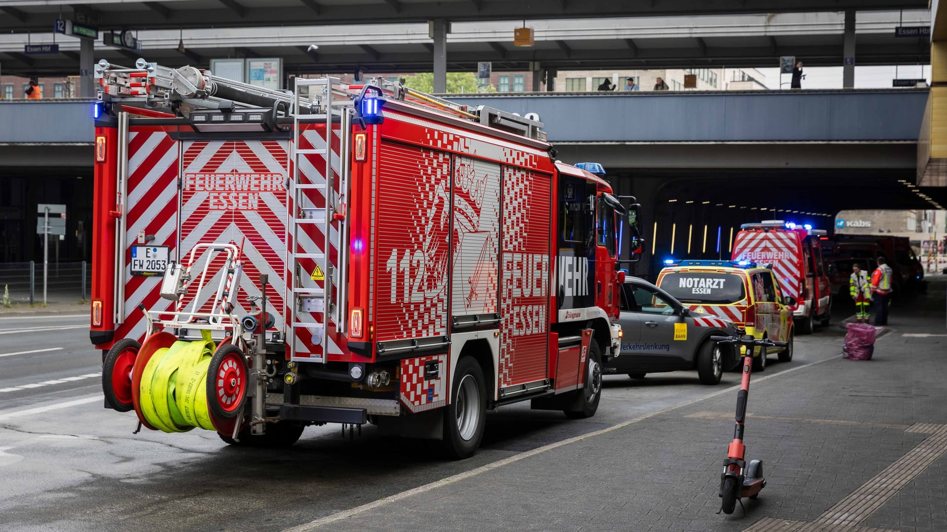 Am Essener Hauptbahnhof gab es einen Einsatz von Polizei und Feuerwehr: Grund waren Jugendliche, die Lachgas konsumiert hatten. Am Essener Hauptbahnhof gab es einen Einsatz von Polizei und Feuerwehr: Grund waren Jugendliche, die Lachgas konsumiert hatten.