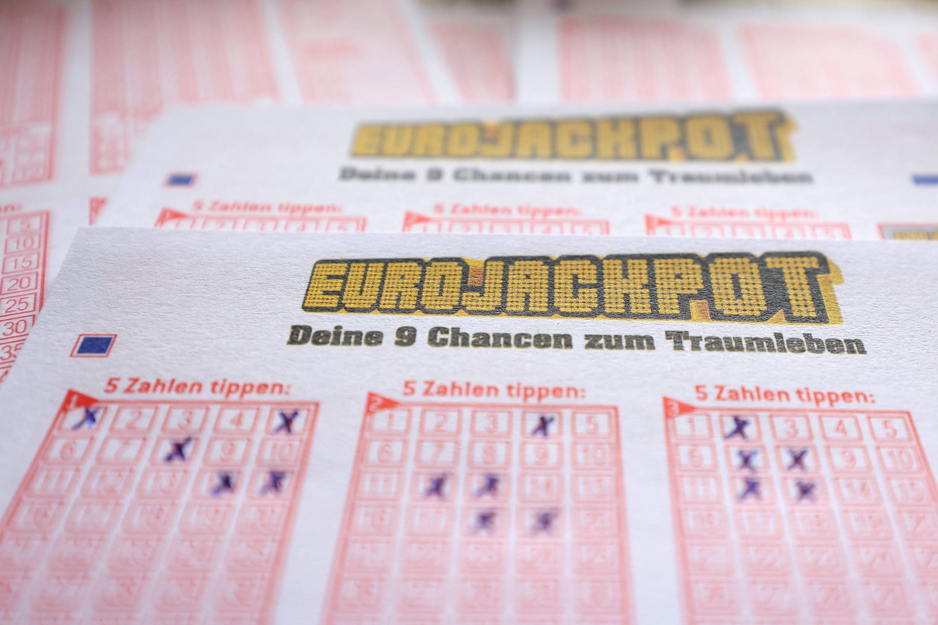 Spielschein des Eurojackpots (Symbolfoto): In Niedersachsen konnten sich am Abend gleich zwei Spieler über stattliche Summen freuen.