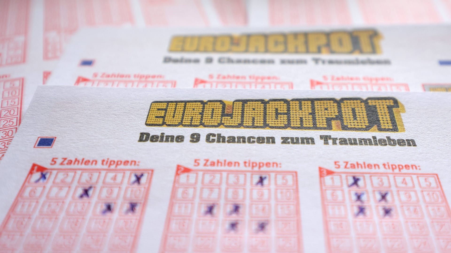 Spielschein des Eurojackpots (Symbolfoto): In Niedersachsen konnten sich am Abend gleich zwei Spieler über stattliche Summen freuen.