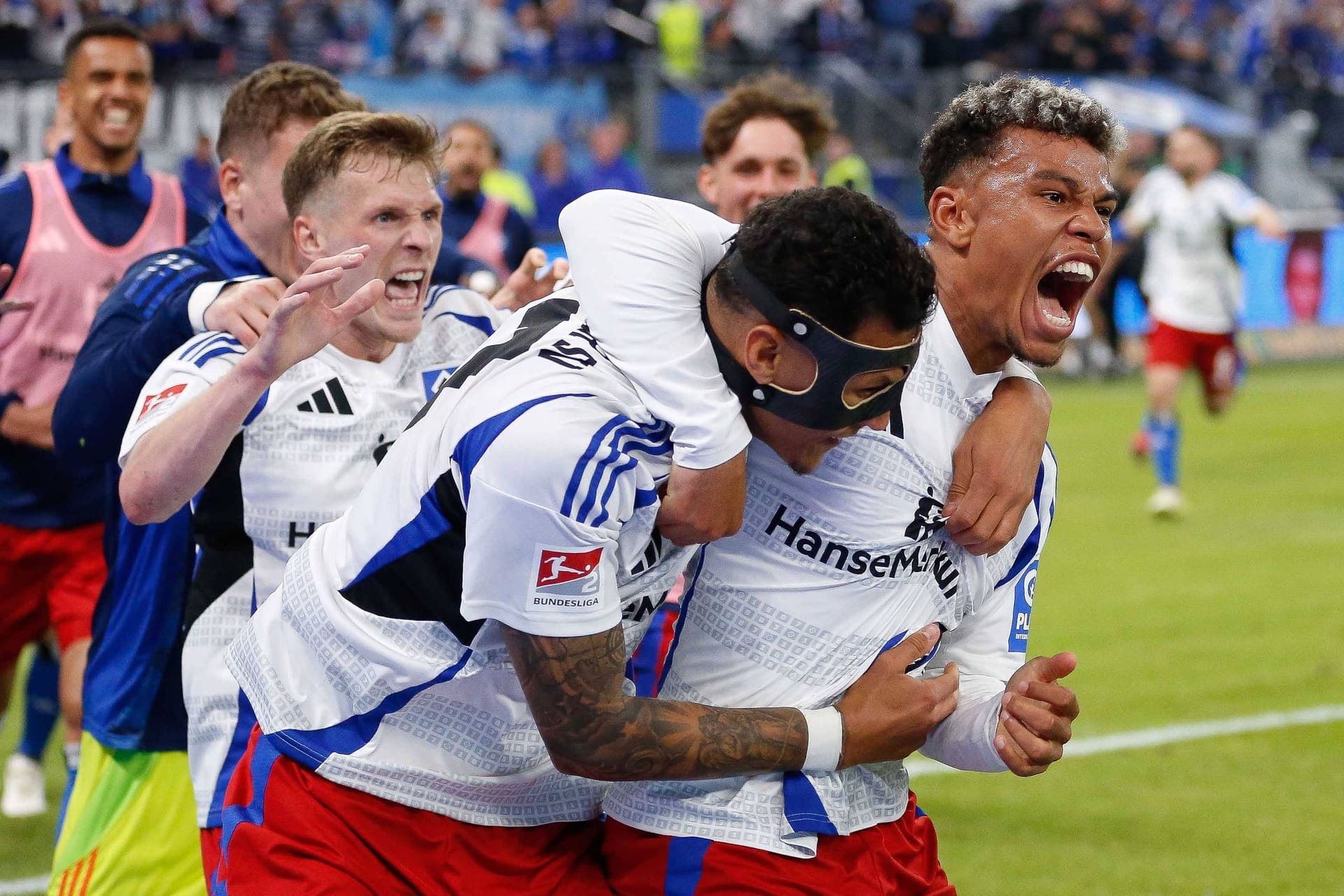 Ransford-Yeboah Königsdörffer (r.) jubelt mit Davie Selke: Sie spielen künftig in der Bundesliga.