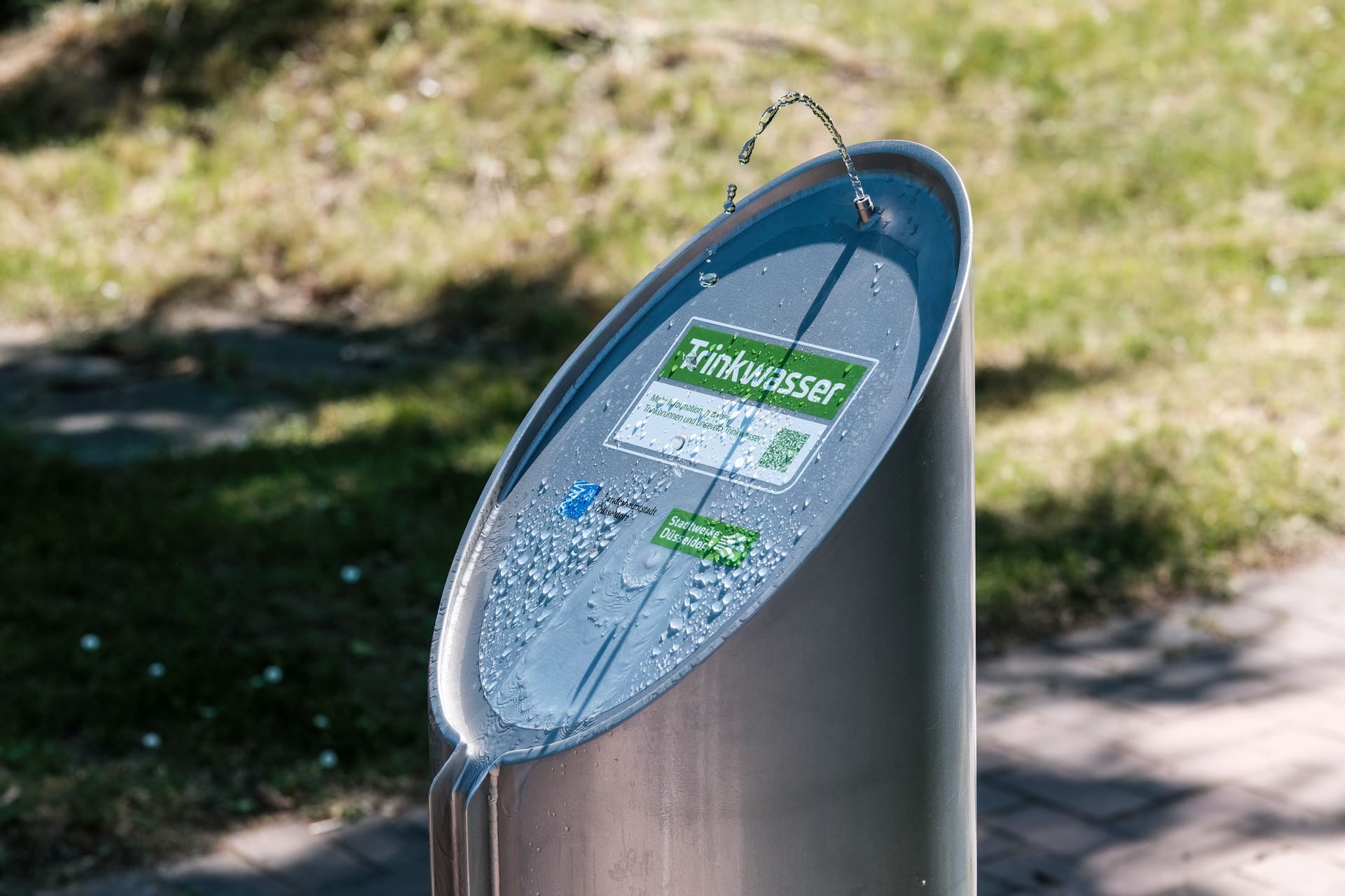 Düsseldorfs neuester Trinkbrunnen: Er sprudelt am Deichsee im Südpark