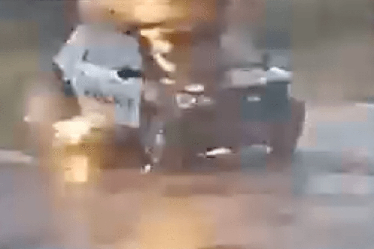 Ein Polizeiauto explodiert vor dem Revier in Newcastle. Ein Polizeiauto explodiert vor dem Revier in Newcastle.