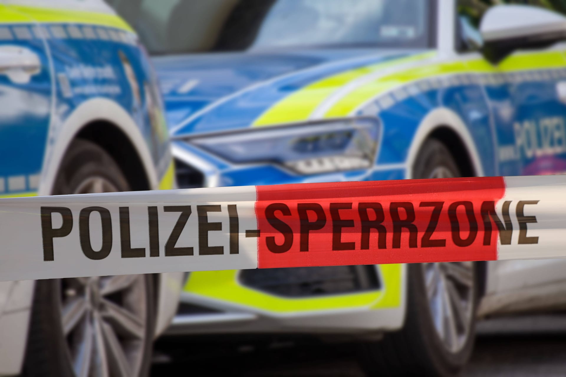 Polizeieinsatz (Symbolbild): In Hamburg-Jenfeld läuft ein größerer Polizeieinsatz.