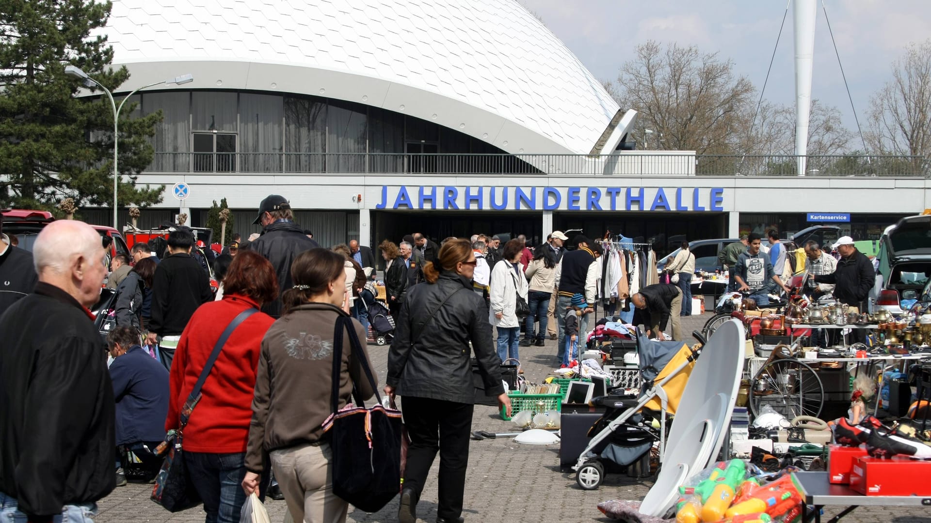 Flohmarktstände mit Besucherandrang an der Jahrhunderthalle.