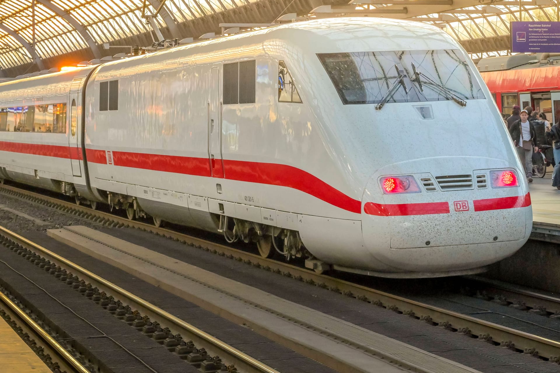 Ein ICE am Bahnhof Spandau (Symbolbild): Im Mai entfallen viele Verbindungen zwischen Berlin und dem Westen Deutschlands.