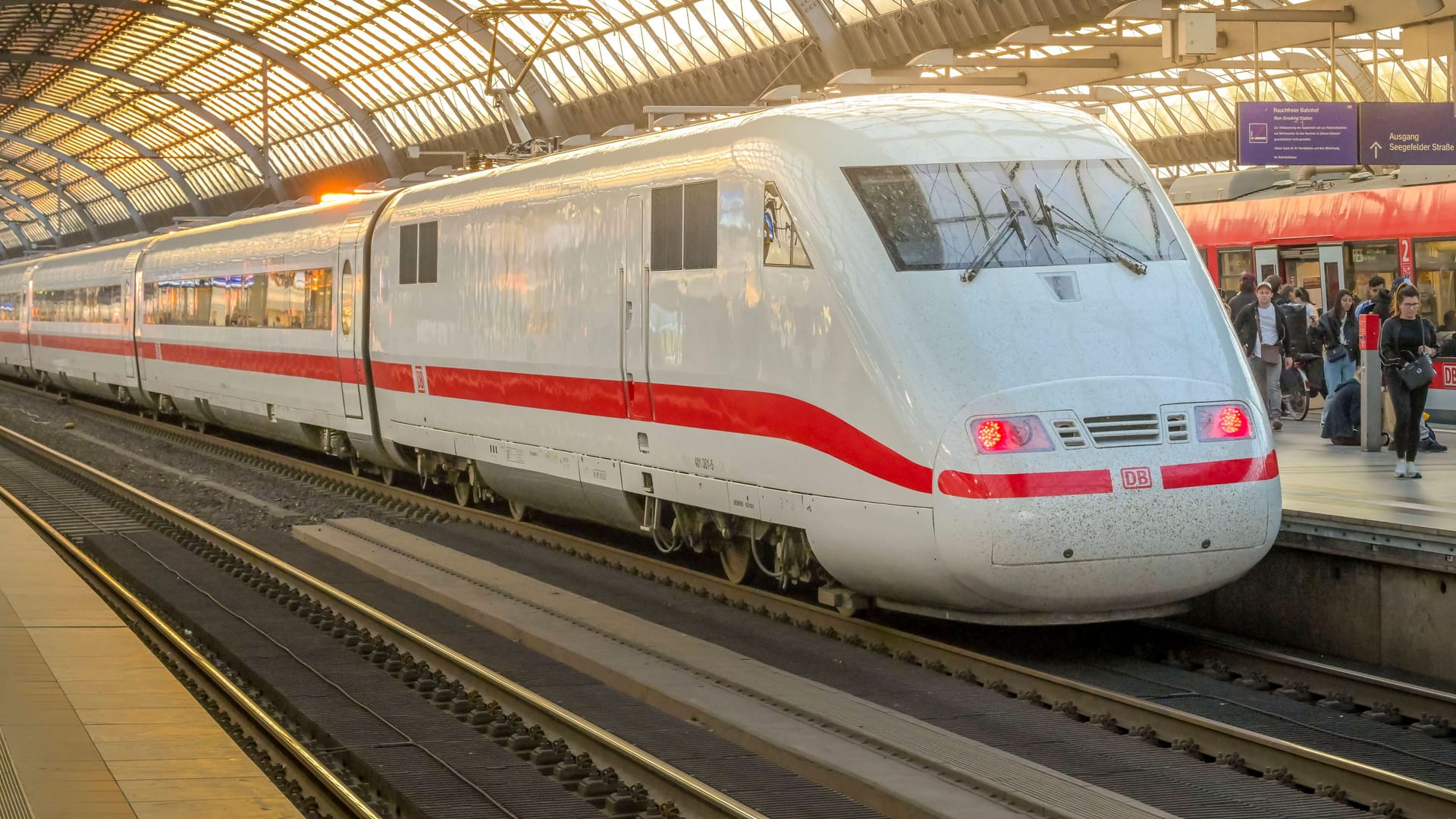 Ein ICE am Bahnhof Spandau (Symbolbild): Im Mai entfallen viele Verbindungen zwischen Berlin und dem Westen Deutschlands.