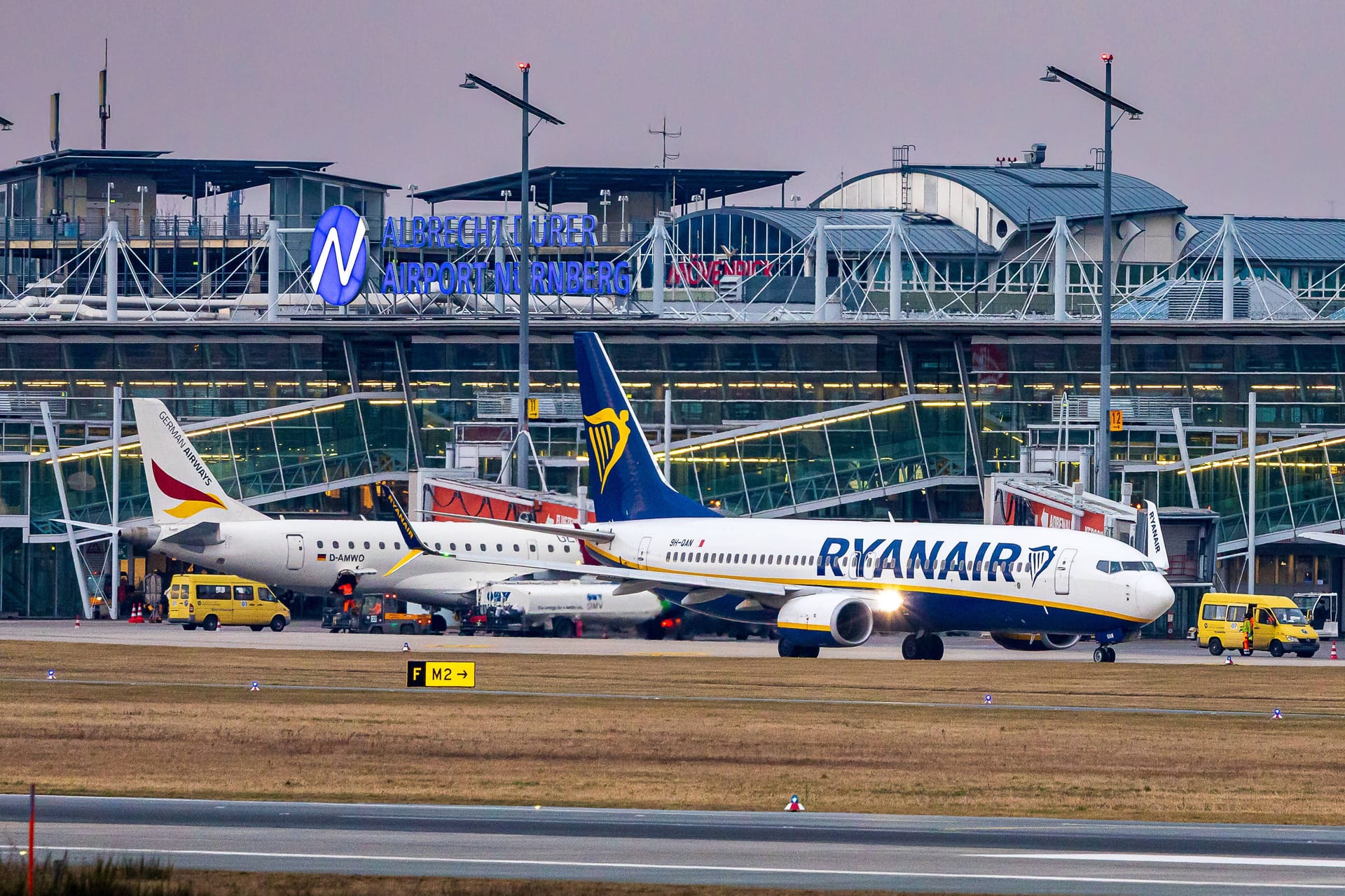 Flugzeuge am Flughafen Nürnberg (Archivbild): Für einen betrunkenen Mann ist der Mallorca-Urlaub erst einmal geplatzt.