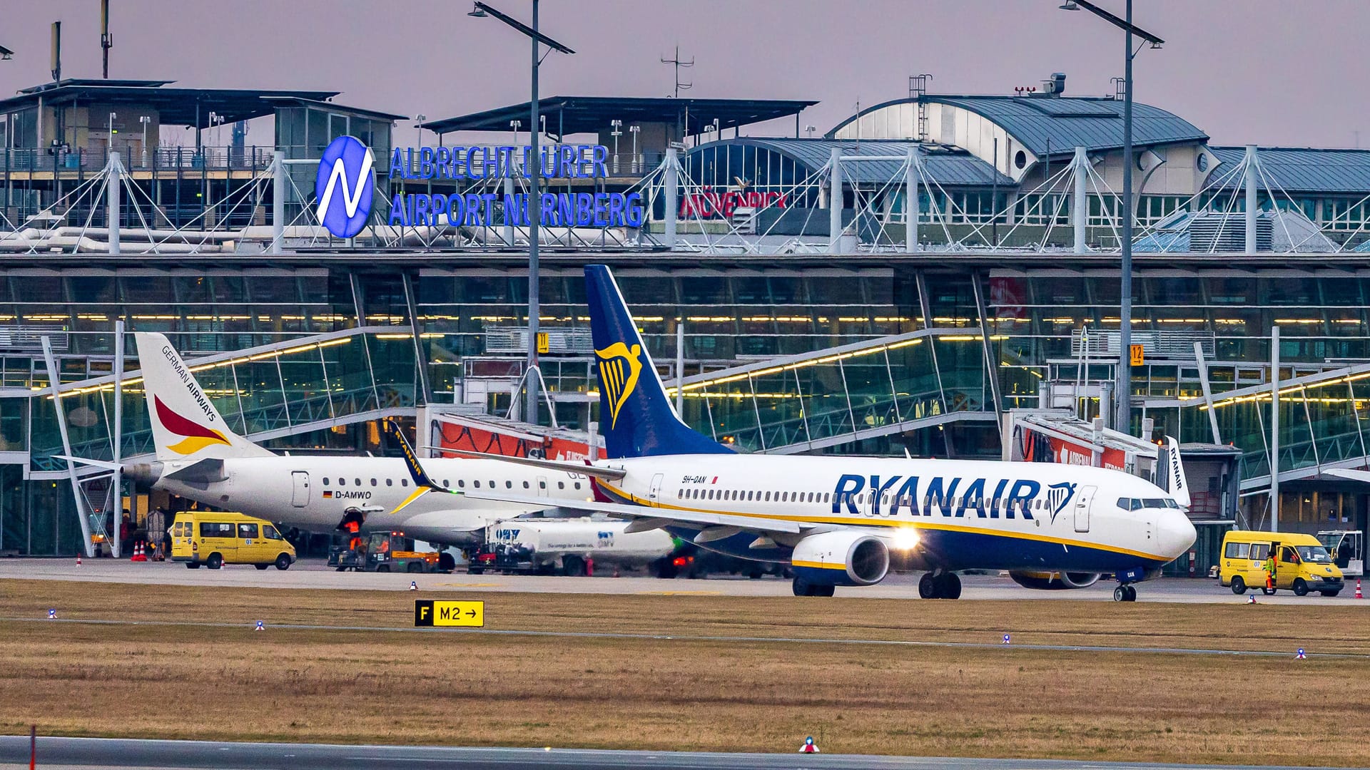 Flugzeuge am Flughafen Nürnberg (Archivbild): Für einen betrunkenen Mann ist der Mallorca-Urlaub erst einmal geplatzt.