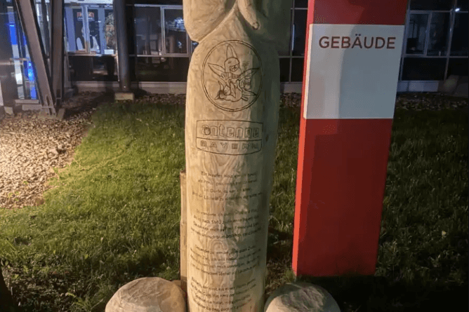 Der Holzpenis: Er soll nun für den guten Zweck versteigert werden.