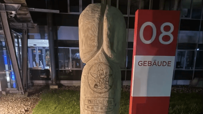Der Holzpenis: Er soll nun für den guten Zweck versteigert werden.