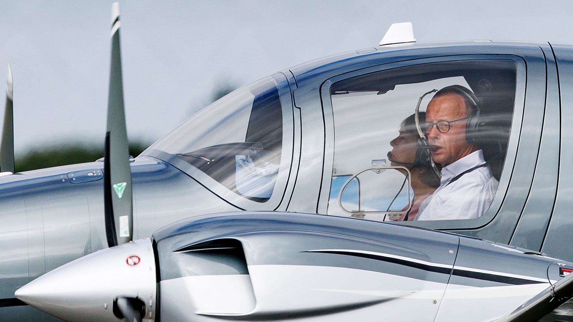CDU-Chef Merz im Flugzeug CDU-Chef Merz im Flugzeug