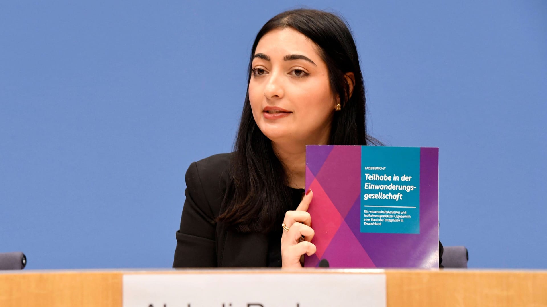 Reem Alabali-Radovan stellt auf der Bundeskonferenz den Integrationsbericht 2024 vor (Archivbild).