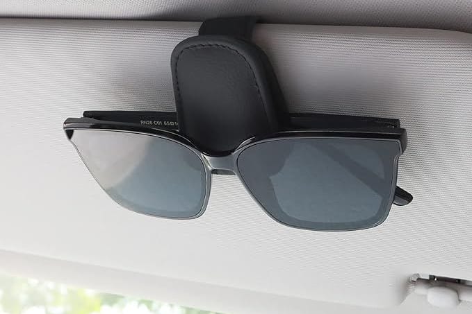 Beim Autofahren schützt die Sonnenbrille vor starker Sonne - und ist mit dem praktischen Halter stets griffbereit.