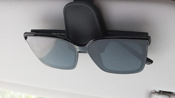 Beim Autofahren schützt die Sonnenbrille vor starker Sonne - und ist mit dem praktischen Halter stets griffbereit.