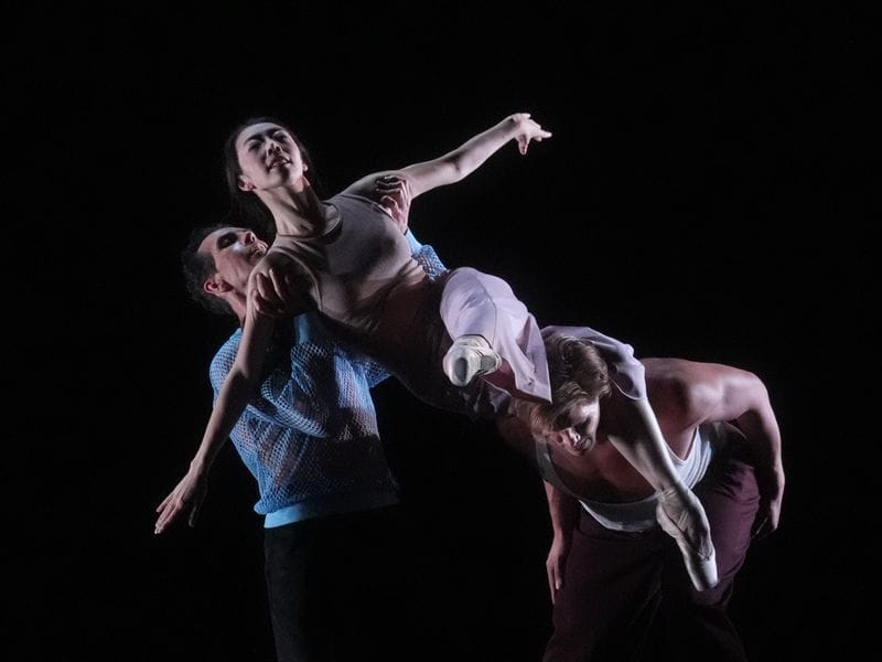 Balletttänzerin Xue Lin (Mitte), Balletttänzer Alexandre Riabko (links), und Balletttänzer Florian Pohl (rechts) tanzen zu "The thing with feathers" vom Choreograf Demis Volpi auf der Bühne in der Hamburgischen Staatsoper.