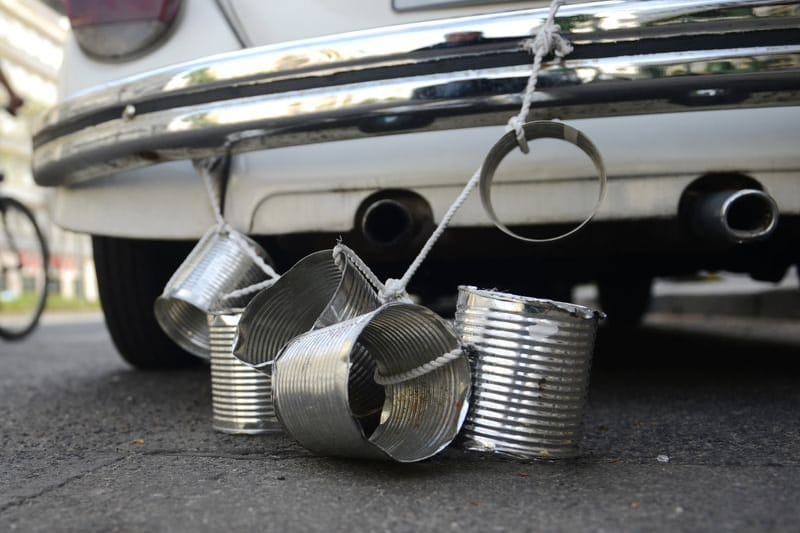 Einmal ordentlich scheppern lassen: Blechdosen am Auto gehören für viele Hochzeitsgesellschaften dazu.