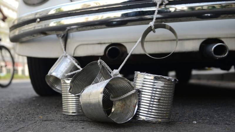 Einmal ordentlich scheppern lassen: Blechdosen am Auto gehören für viele Hochzeitsgesellschaften dazu. Einmal ordentlich scheppern lassen: Blechdosen am Auto gehören für viele Hochzeitsgesellschaften dazu.