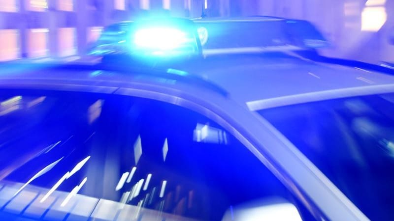 Ein Streifenwagen mit eingeschaltetem Blaulicht (Symbolbild): Ein Streifenwagen mit eingeschaltetem Blaulicht (Symbolbild):