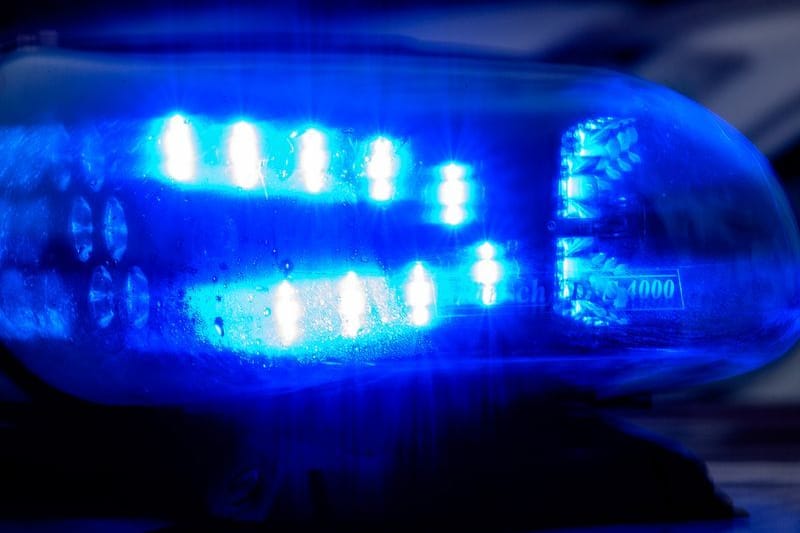 Blaulicht leuchtet auf einem Fahrzeug der Polizei (Symbolbild):