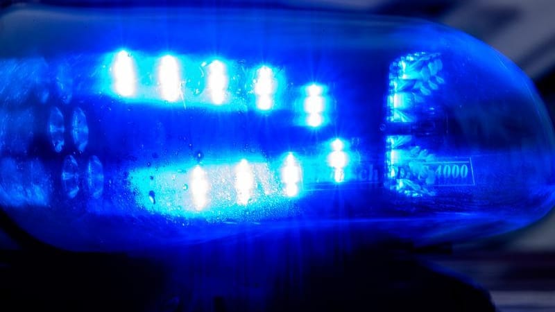 Blaulicht leuchtet auf einem Fahrzeug der Polizei (Symbolbild): Blaulicht leuchtet auf einem Fahrzeug der Polizei (Symbolbild):