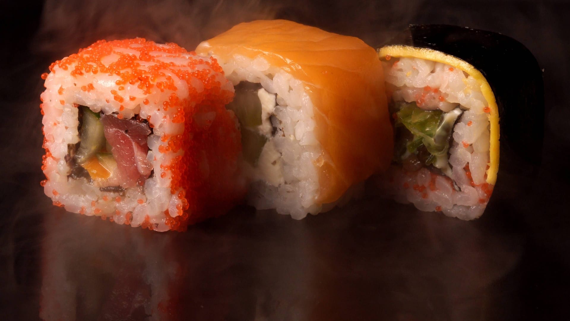 Set mit drei Sushi-Rollen Symbolbild) : Nach einer amtlichen Kontrolle musste das "Mikado" in Köln vorübergehend schließen. Set mit drei Sushi-Rollen Symbolbild) : Nach einer amtlichen Kontrolle musste das "Mikado" in Köln vorübergehend schließen.
