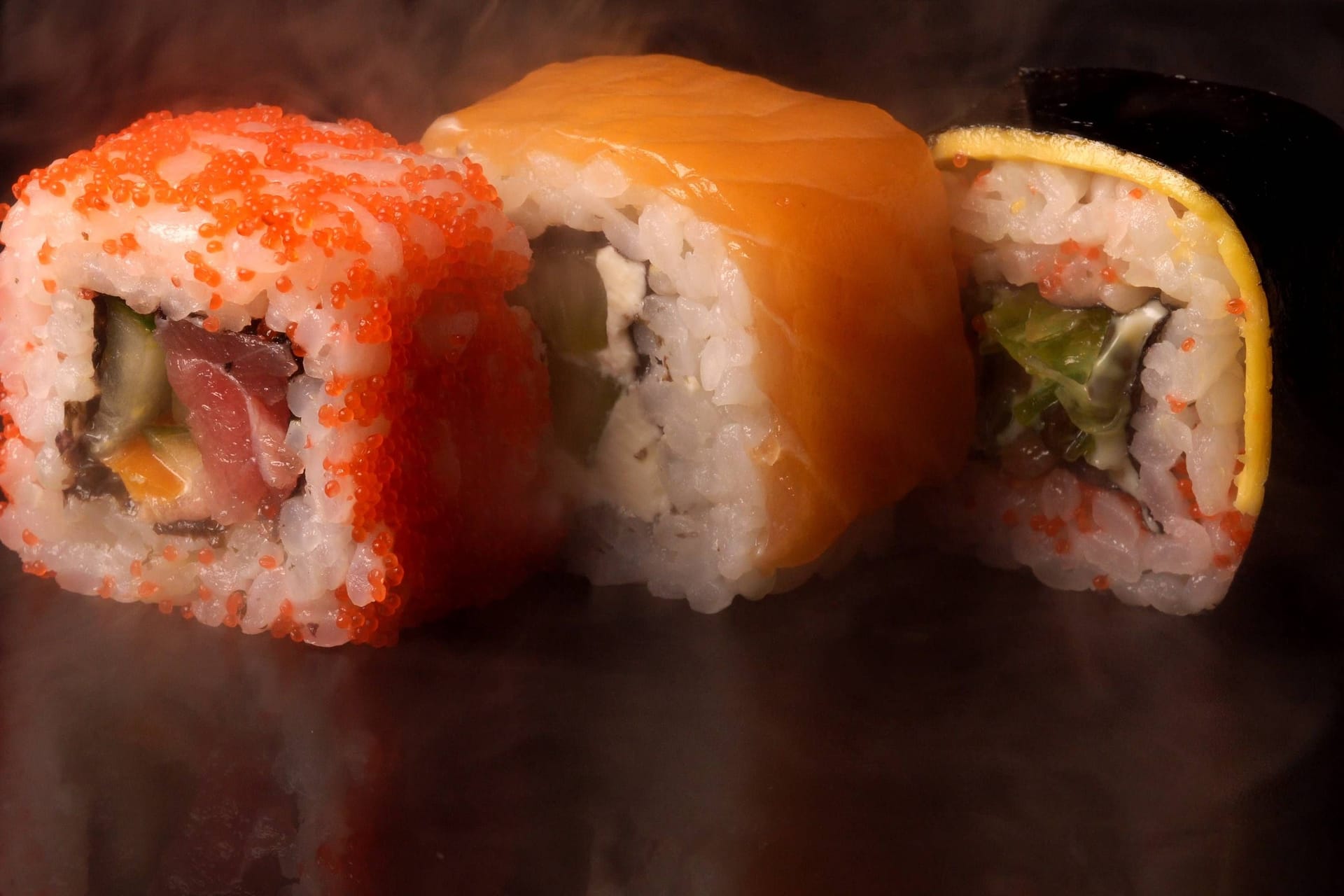 Set mit drei Sushi-Rollen Symbolbild) : Nach einer amtlichen Kontrolle musste das "Mikado" in Köln vorübergehend schließen.