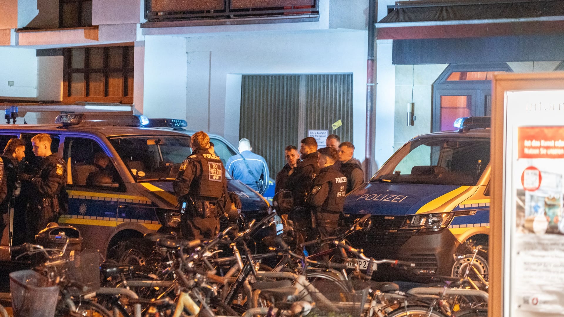 Die Nürnberger Polizei war am Freitagabend mit einem Großaufgebot im Rennweg unterwegs: Dort war es zu einer massiven Auseinandersetzung zwischen Fußballfans gekommen.