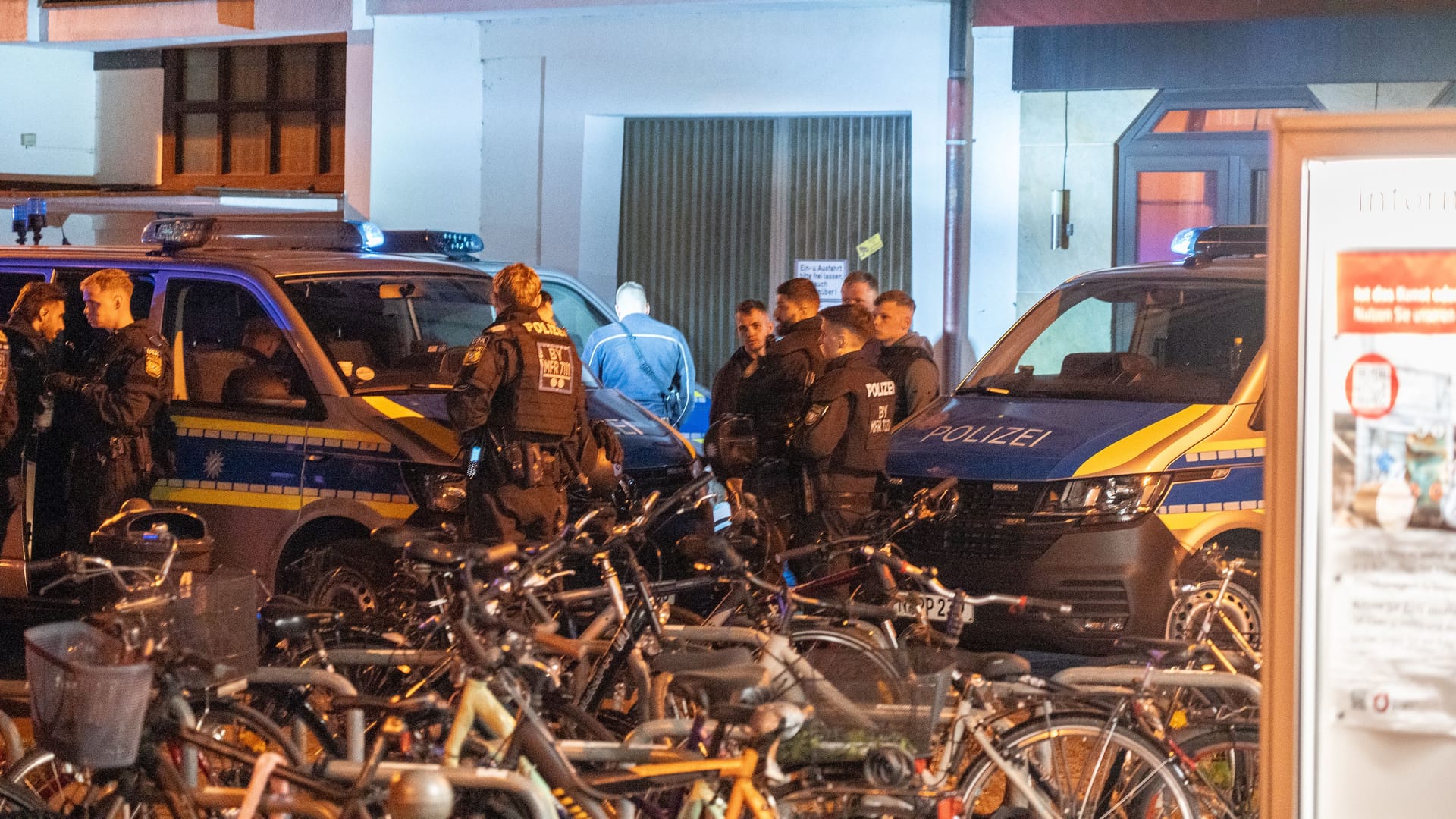 Die Nürnberger Polizei war am Freitagabend mit einem Großaufgebot im Rennweg unterwegs: Dort war es zu einer massiven Auseinandersetzung zwischen Fußballfans gekommen.