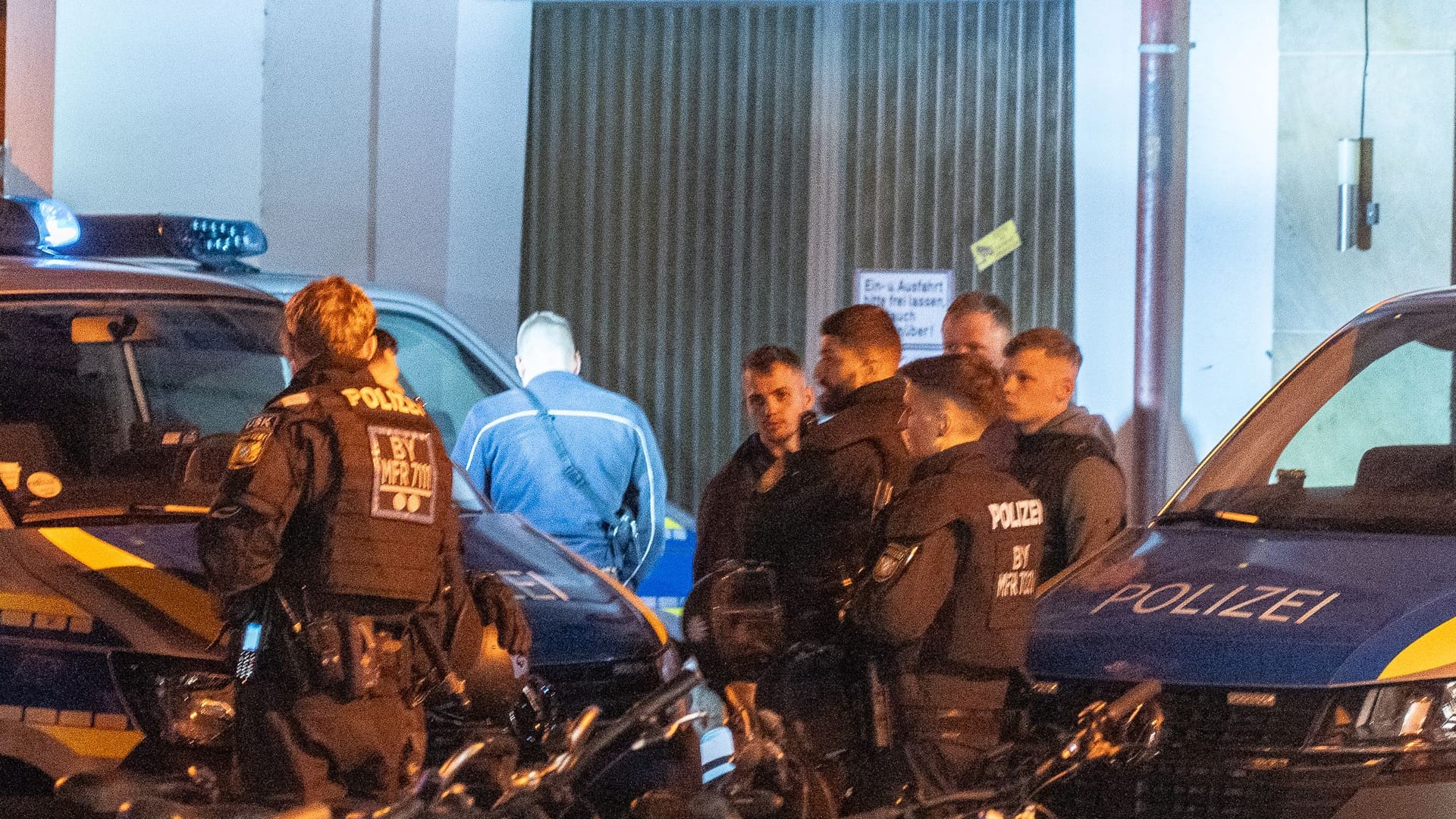 Die Nürnberger Polizei war am Freitagabend mit einem Großaufgebot im Rennweg unterwegs: Dort war es zu einer massiven Auseinandersetzung zwischen Fußballfans gekommen.