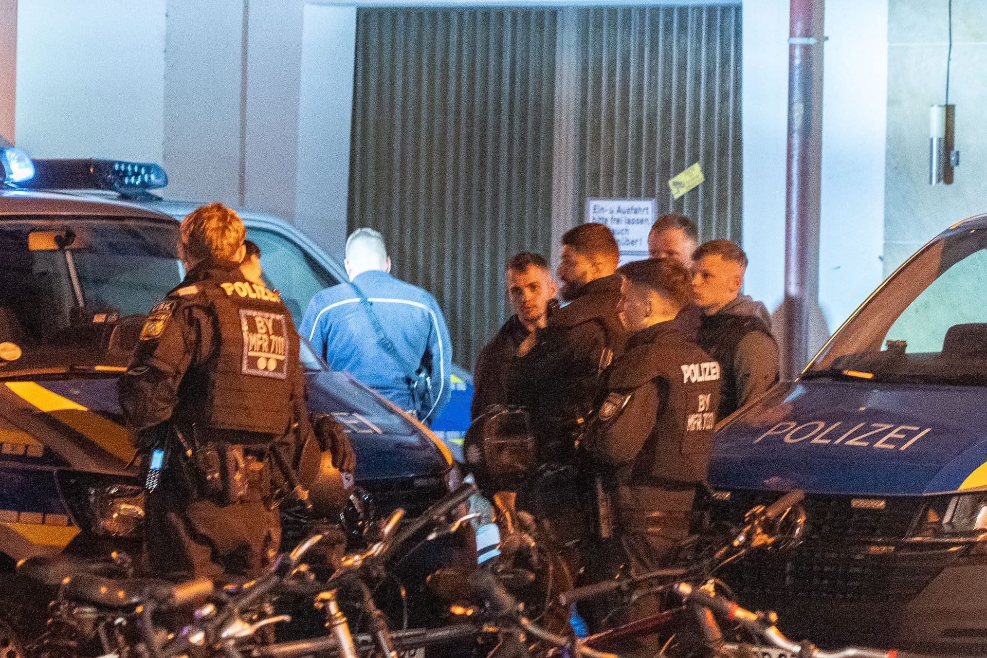Die Nürnberger Polizei war am Freitagabend mit einem Großaufgebot im Rennweg unterwegs: Dort war es zu einer massiven Auseinandersetzung zwischen Fußballfans gekommen.